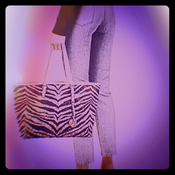 Meet your Posher, Theresa - Picture 1 of 2